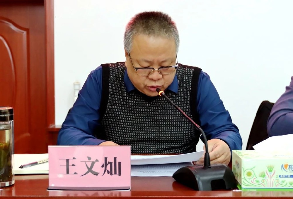 廉潔自律營(yíng)造風(fēng)清氣正的從業(yè)環(huán)境，開(kāi)展批評(píng)與自我批評(píng)發(fā)揚(yáng)日省月修的工作作風(fēng)