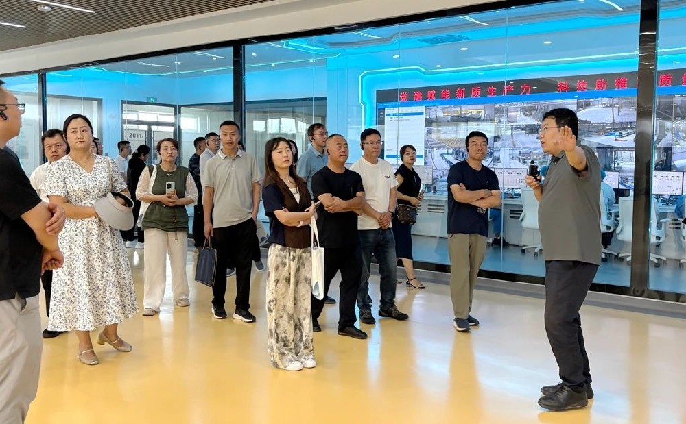全省中小企業(yè)數(shù)字化轉(zhuǎn)型推進(jìn)活動參會人員到甘肅傳祁甘味乳業(yè)參觀學(xué)習(xí)