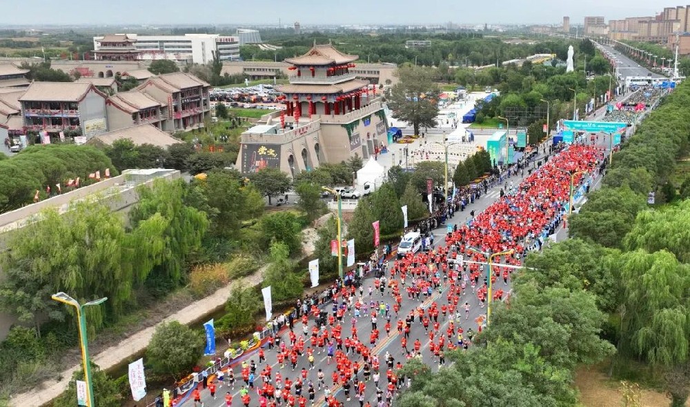 以“鮮”動(dòng)能助力2025張掖·黑河半程馬拉松